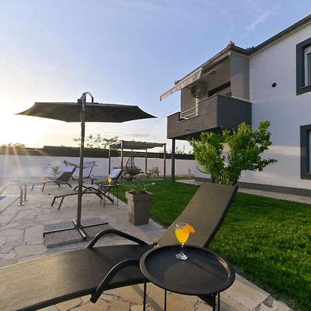 Apartment Amelie - With Pool And Sauna! Galovac  ภายนอก รูปภาพ